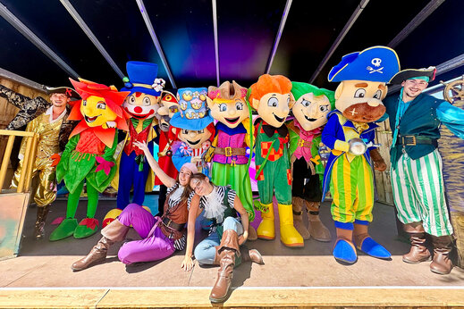 Mascottes et animateurs costum�s sur sc�ne pour un spectacle au camping CAPFUN Ecureuils � JARD SUR MER (85).