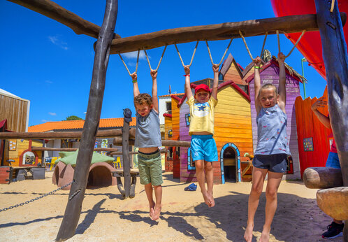 Enfants jouant sur des jeux d'escalade en bois au camping CAPFUN Ecureuils � JARD SUR MER (85).