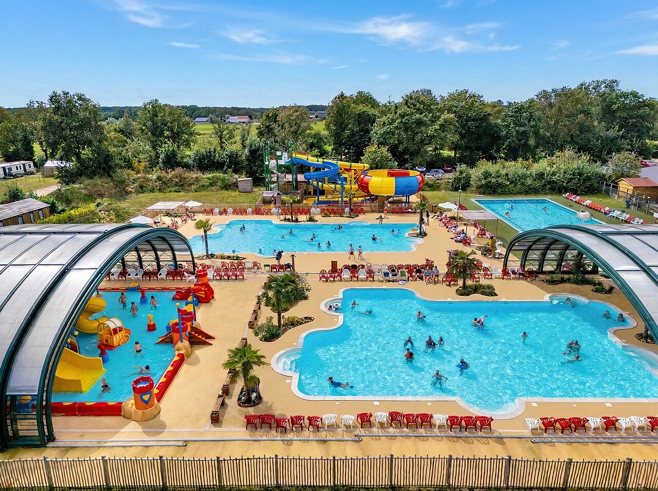 Grand parc aquatique avec piscines, toboggans et jeux d'eau au camping CAPFUN Eibernest � Eibergen.