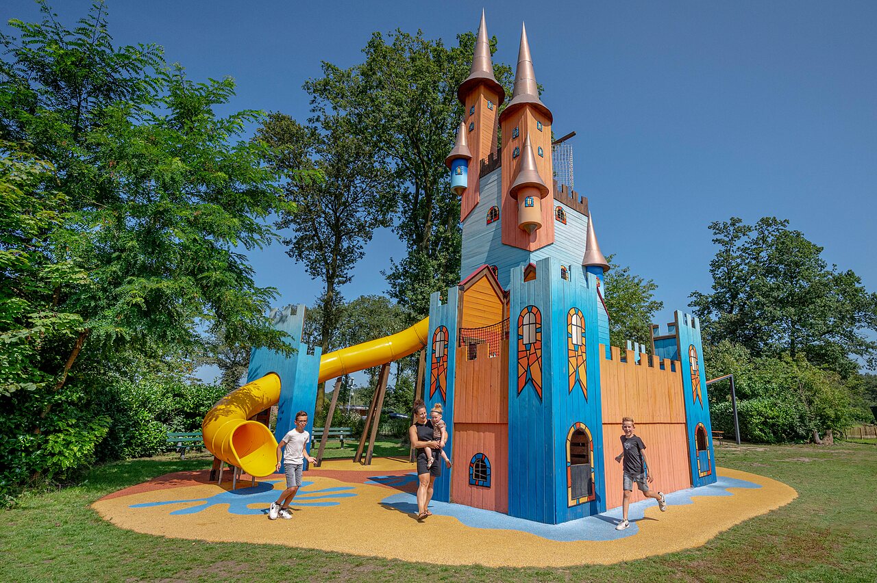 Ch�teau de jeux color� avec toboggans pour enfants au camping CAPFUN Eibernest � Eibergen.