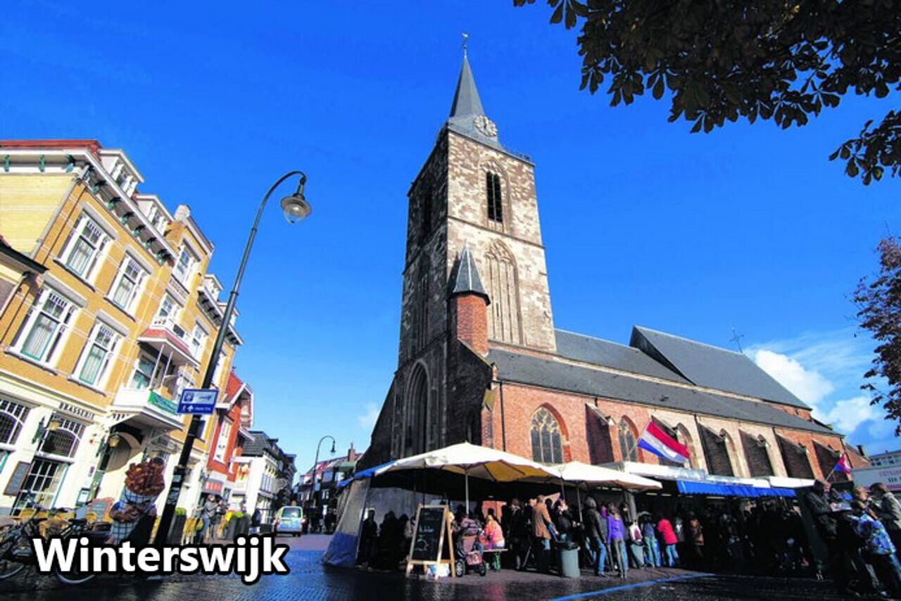 �glise Jacobskerk et march� anim� sur la place de Winterswijk, Pays-Bas.