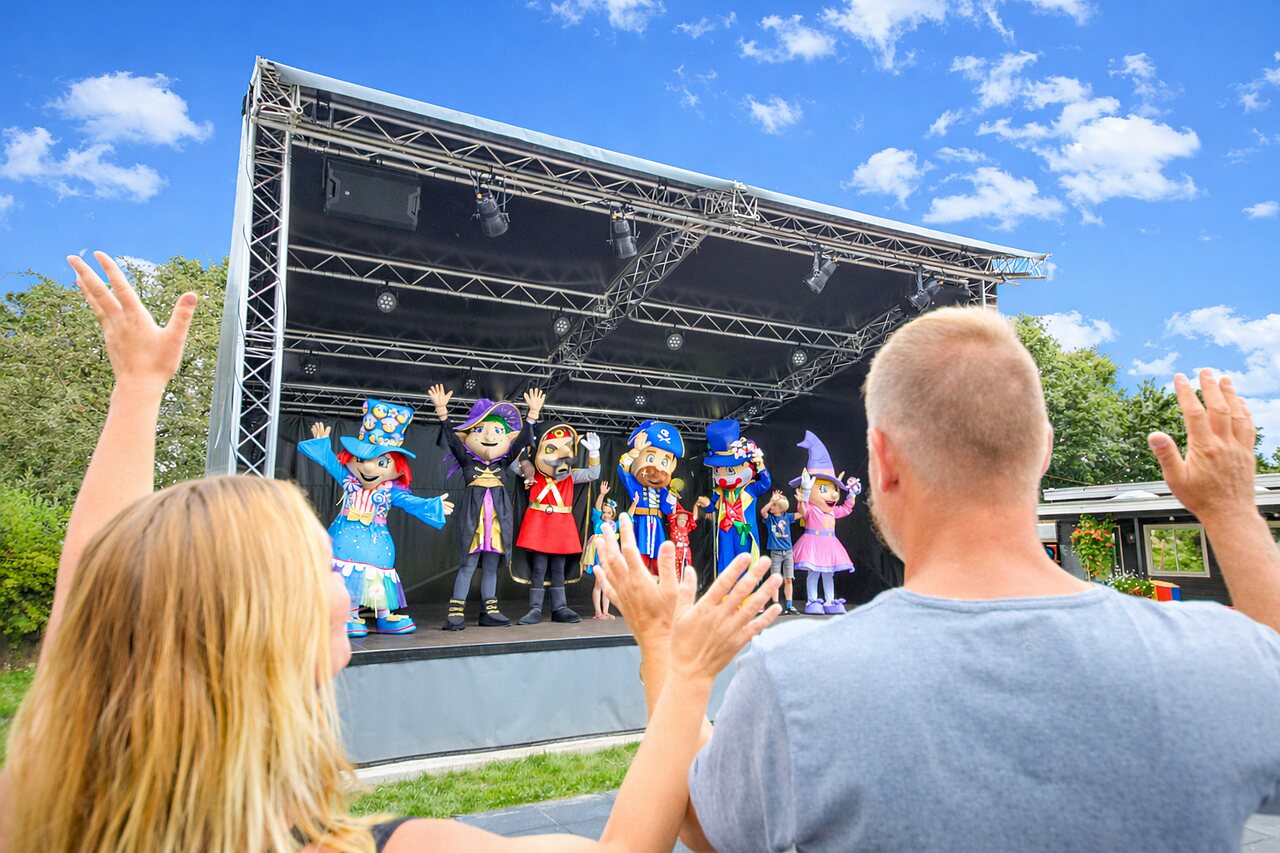 Mascottes color�es sur sc�ne ext�rieure, spectacle d'animation au camping CAPFUN Eibernest � Eibergen.