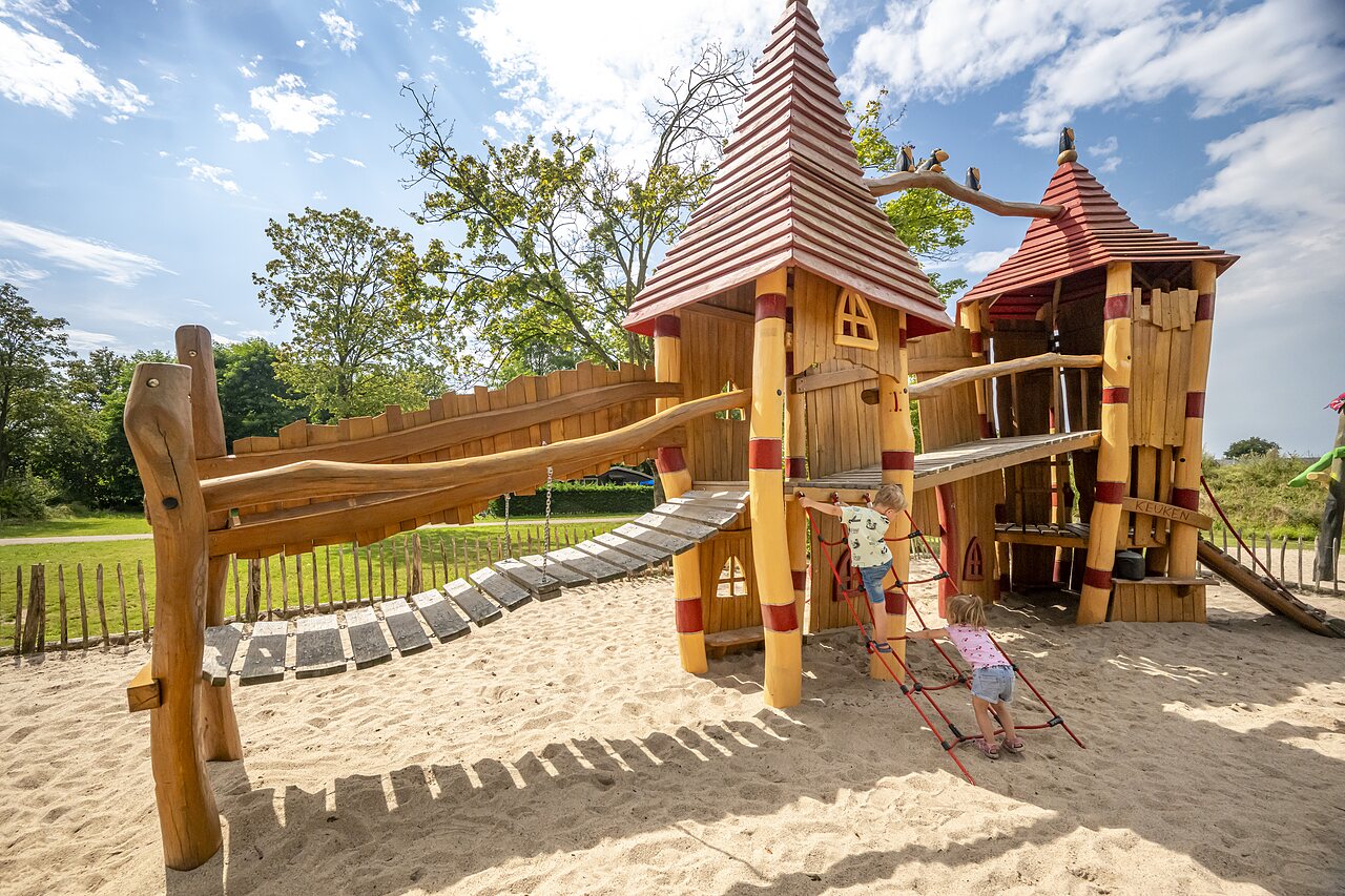 Aire de jeux en bois, ponts et filets d'escalade au camping CAPFUN Eibernest � Eibergen.