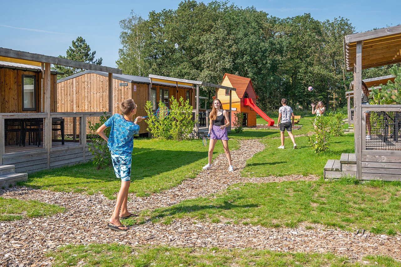 Enfants jouant au badminton pr�s des mobile-homes au camping CAPFUN Eibernest � Eibergen.