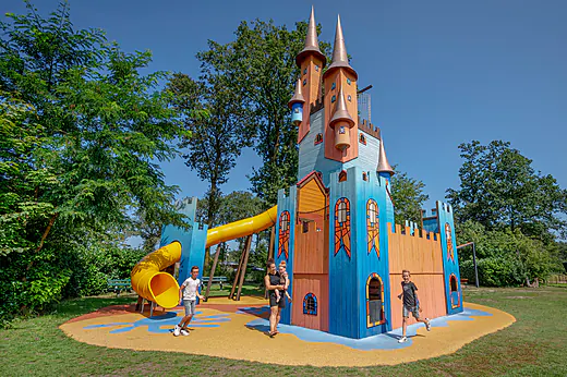 Ch�teau de jeux color� avec toboggans pour enfants au camping CAPFUN Eibernest � Eibergen.