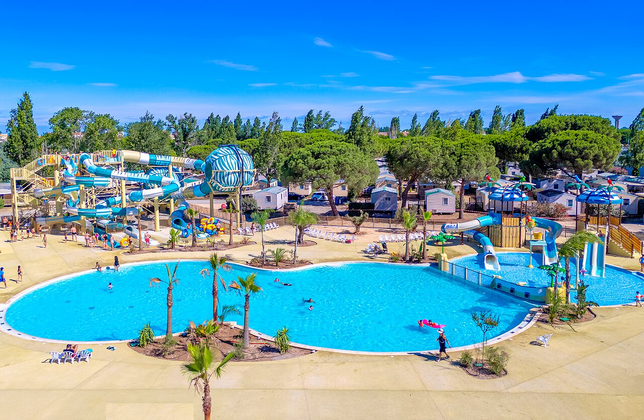 Grand parc aquatique avec toboggans et piscines au camping VAGUES OCEANES Elys�e � Le Grau du Roi (30).