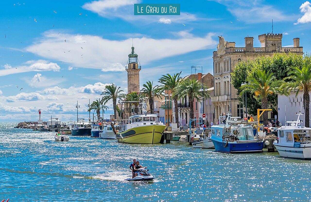 Port de plaisance du Grau du Roi, bateaux, jet ski et phare embl�matique.