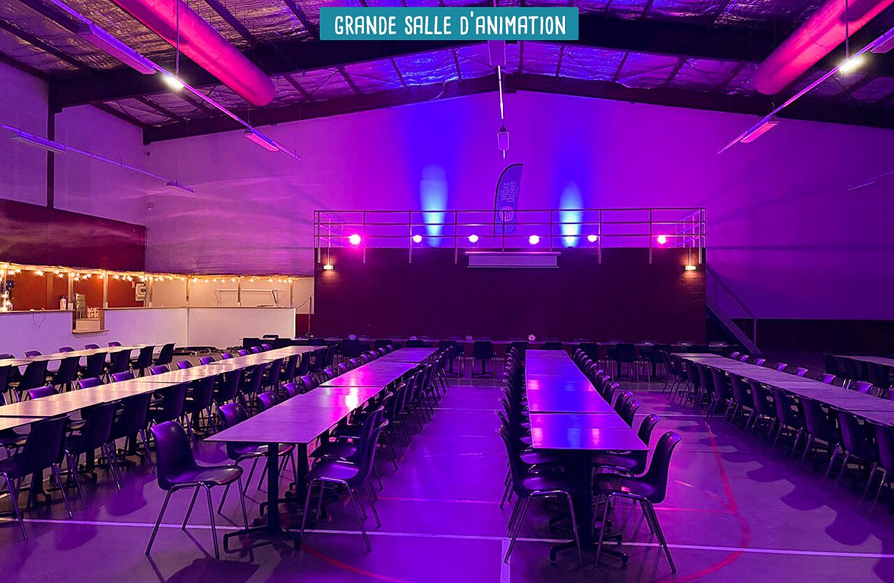 Salle d'animation spacieuse, tables, chaises, lumi�res au camping VAGUES OCEANES Elys�e.