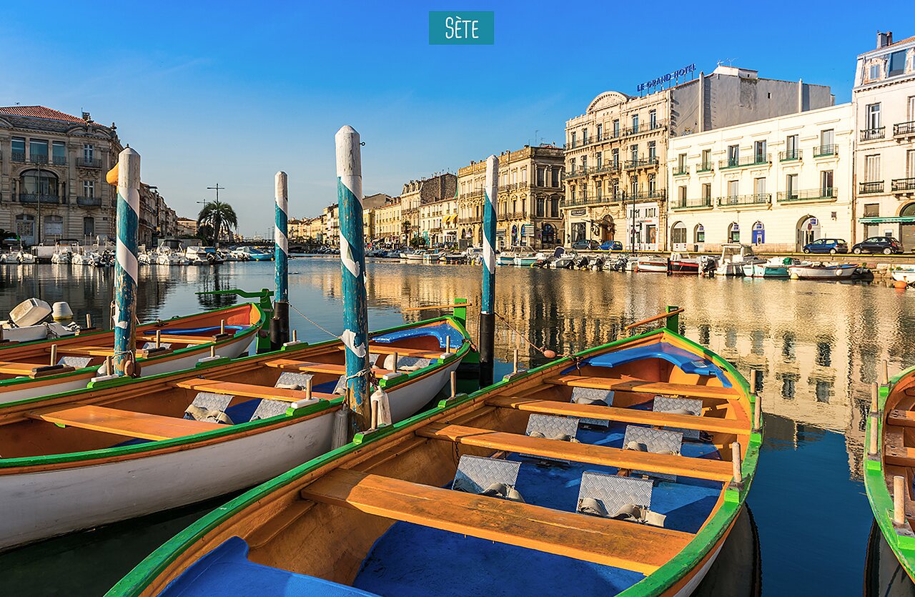 Bateaux traditionnels sur les canaux de S�te, ville � visiter en Occitanie.