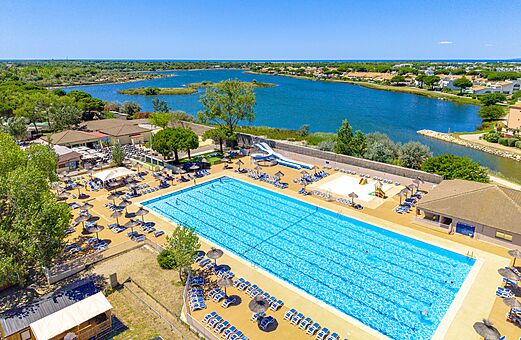 Piscine extérieure, toboggans au camping VAGUES OCEANES Elysée, Grau du Roi (30).