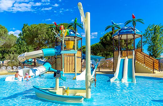 Piscine, toboggans et jeux aquatiques enfants au camping VAGUES OCEANES Elys�e.