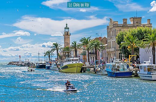Port anim� de Le Grau du Roi avec son phare, bateaux et jet ski.