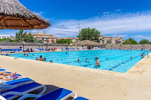 Piscine ext�rieure, baigneurs, chaises au camping VAGUES OCEANES Elys�e � Le Grau du Roi (30).