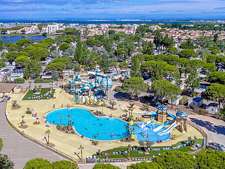 Piscine ext�rieure, toboggans aquatiques au camping VAGUES OCEANES Elys�e, Le Grau du Roi.