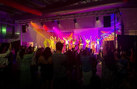 Animation spectacle avec artistes et public au camping VAGUES OCEANES Elys�e.