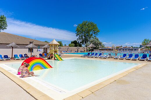 Piscine ext�rieure, toboggan arc-en-ciel au camping VAGUES OCEANES Elys�e � Le Grau du Roi.