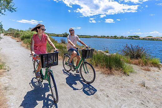 Couple � v�lo au camping VAGUES OCEANES Elys�e � Le Grau du Roi (30).