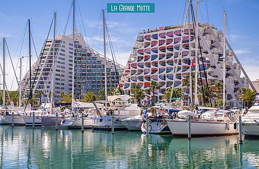 Port de plaisance et architecture des Pyramides � La Grande Motte, Occitanie.