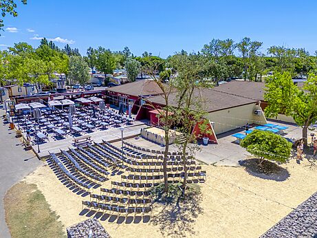 Restaurant, terrasse et animation au camping VAGUES OCEANES Elys�e � Le Grau du Roi (30).