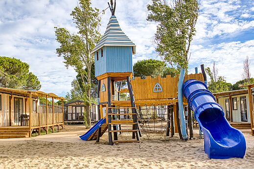 Aire de jeux enfants avec toboggan au camping VAGUES OCEANES Elys�e � Le Grau du Roi (30).