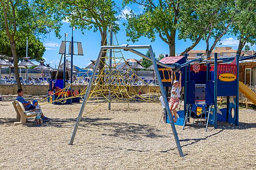 Aire de jeux, filet, toboggan au camping VAGUES OCEANES Elys�e � Le Grau du Roi (30).
