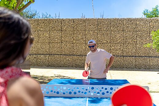 Joueurs de ping-pong souriants au camping VAGUES OCEANES Elys�e � Le Grau du Roi (30).