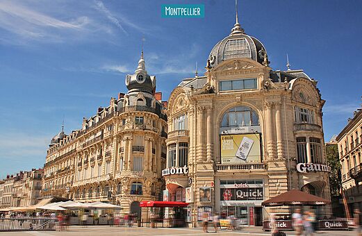 Fa�ades historiques et architecture orn�e sur une place anim�e � Montpellier, Occitanie.