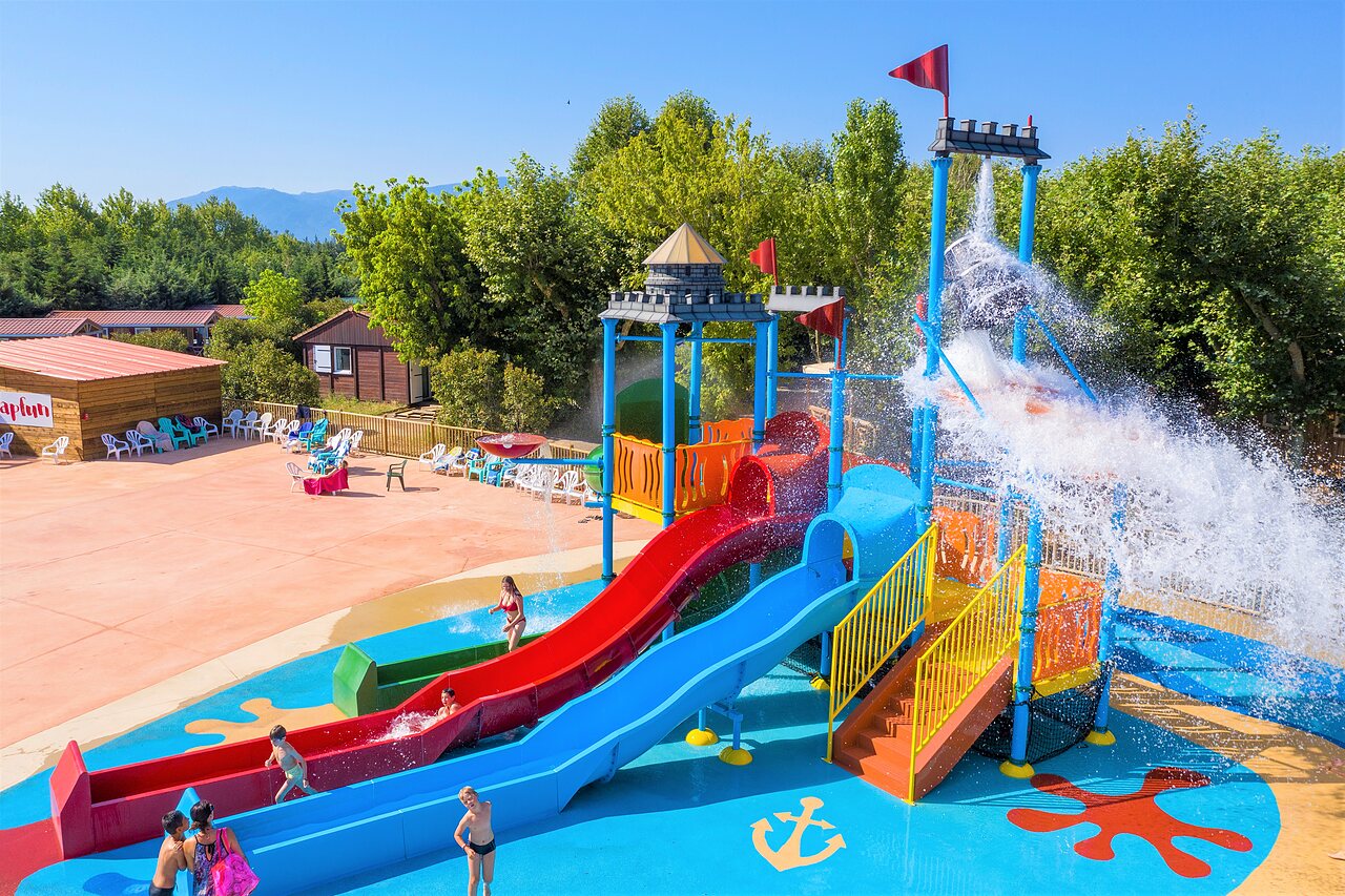 Toboggans color�s et aire de jeux aquatique au camping CAPFUN El Moli � Elne (66).