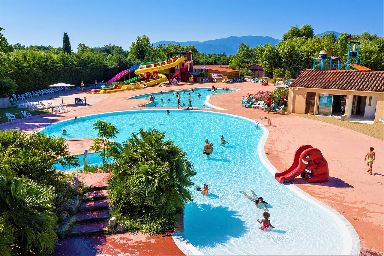 Grand espace aquatique avec piscines, toboggans et enfants au camping CAPFUN El Moli � Elne (66).