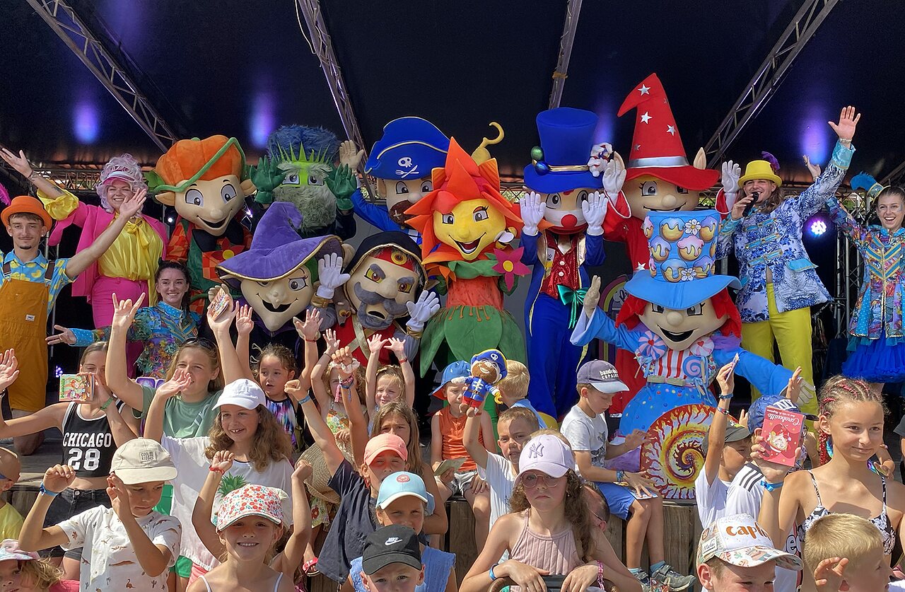 Animation avec mascottes et enfants au camping CAPFUN El Moli � Elne (66).