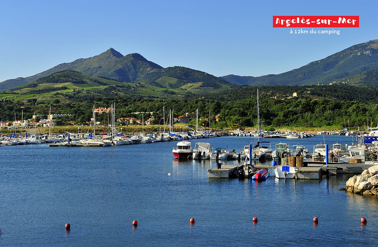 Port de plaisance d'Argel�s-sur-Mer avec bateaux et montagnes des Pyr�n�es-Orientales.