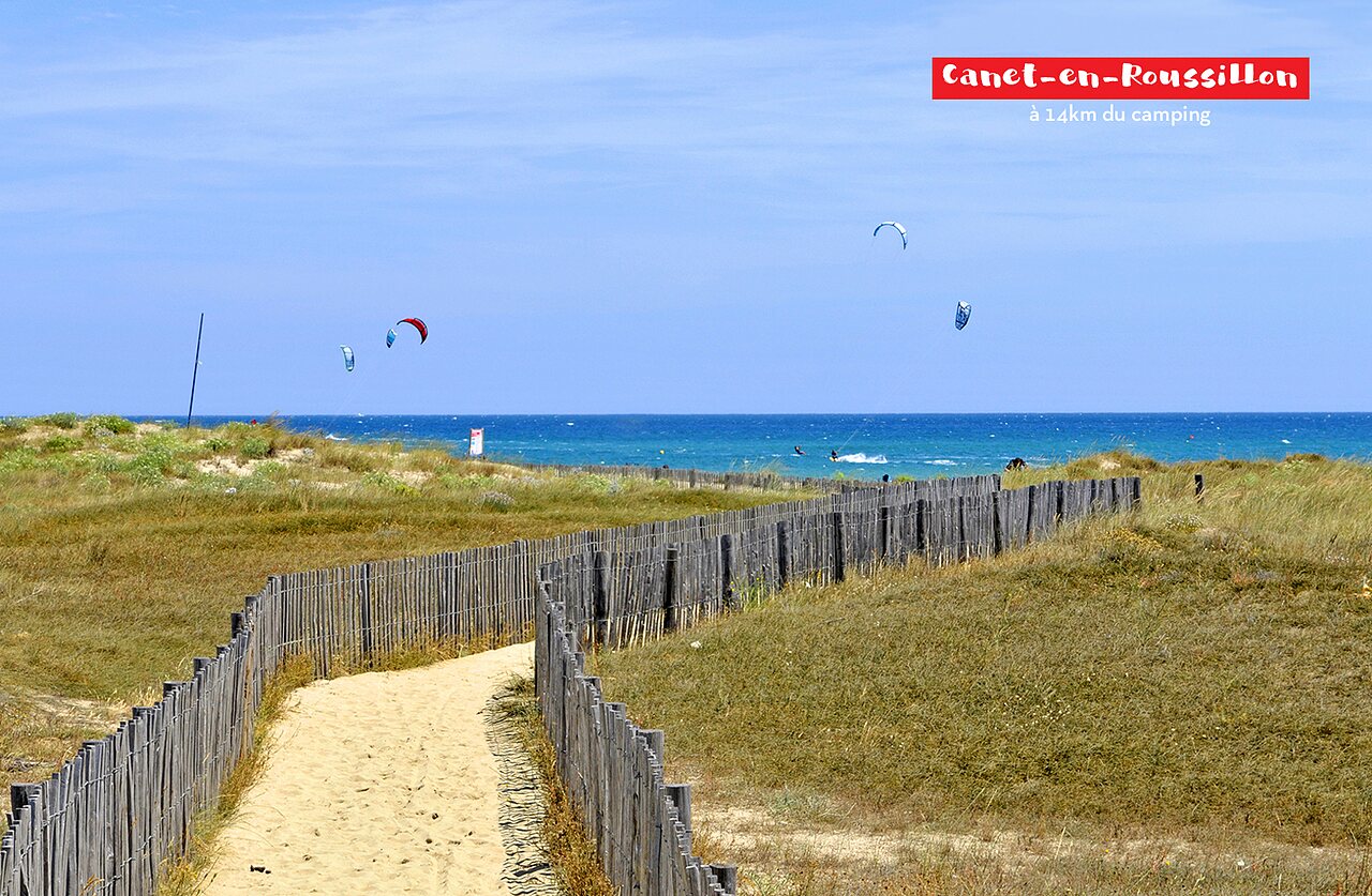 Plage de Canet-en-Roussillon avec kitesurfeurs, lieu � visiter pr�s d'Elne.