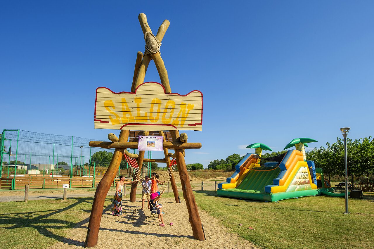 Aire de jeux Saloon, structure gonflable et enfants au camping CAPFUN El Moli � Elne (66).