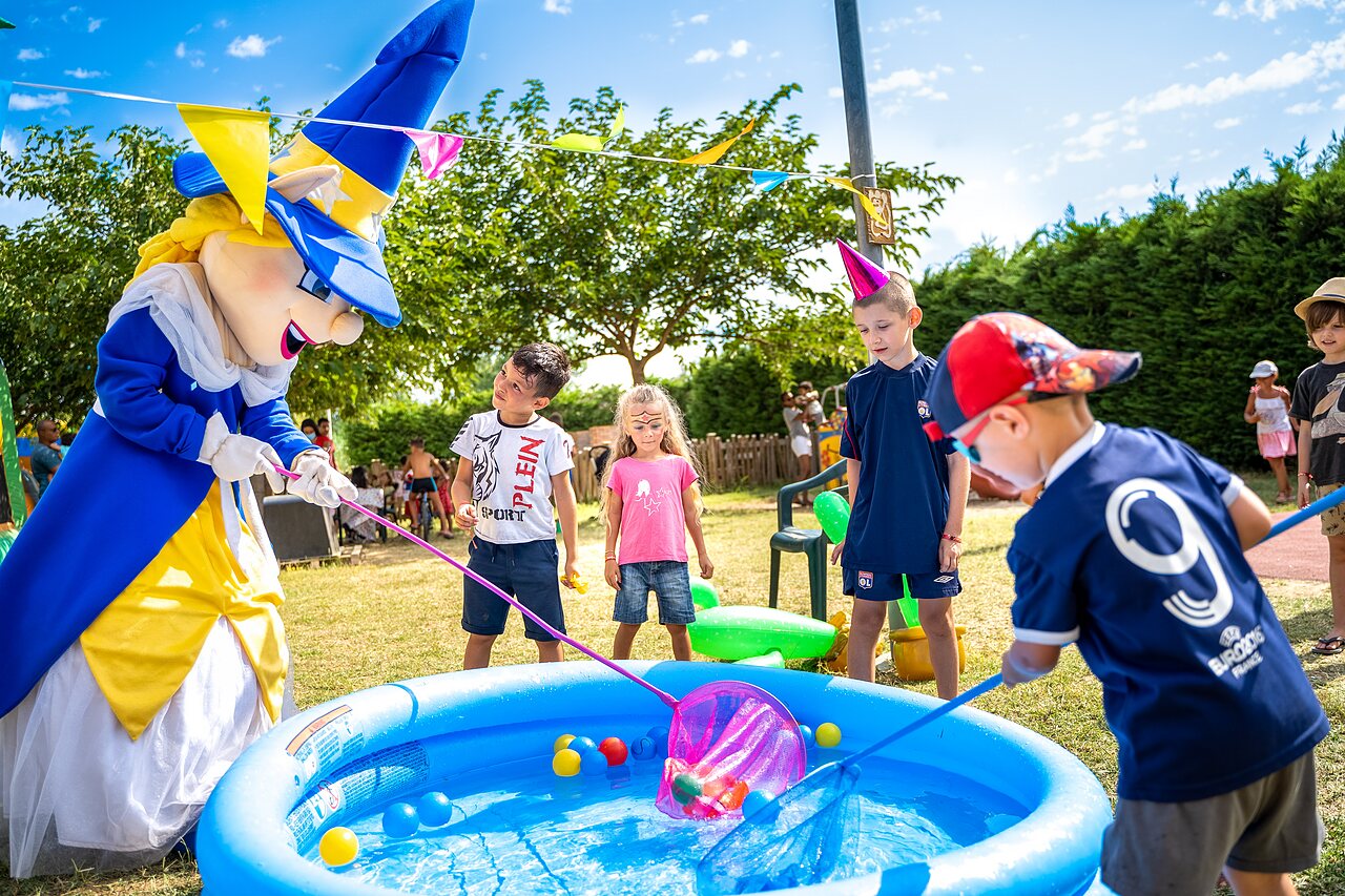 Jeu d'eau avec mascotte et enfants au camping CAPFUN El Moli.