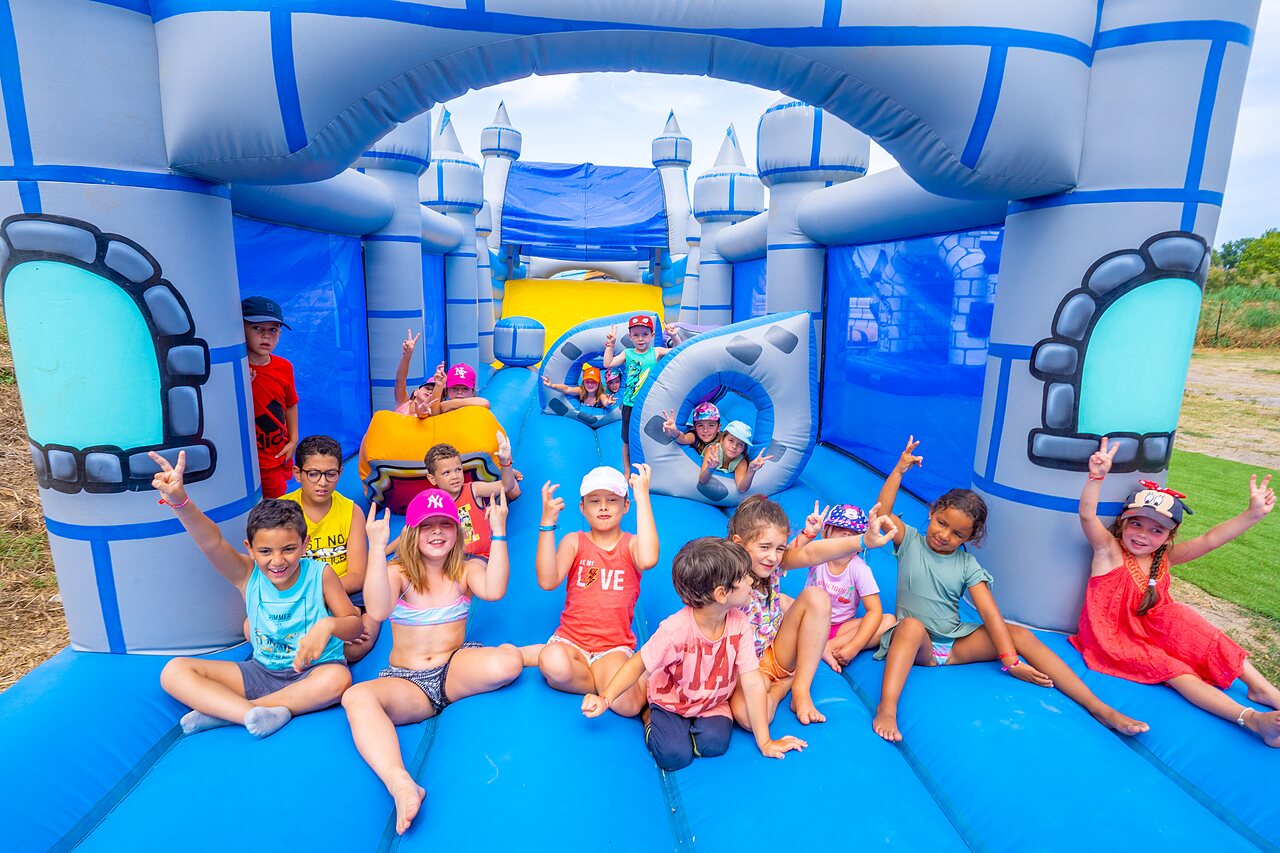 Ch�teau gonflable et enfants joyeux au camping CAPFUN El Moli � Elne (66).