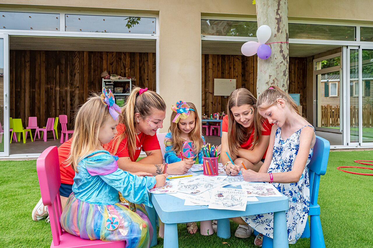 Enfants et animateurs participant � une activit� coloriage au camping CAPFUN El Moli � Elne.