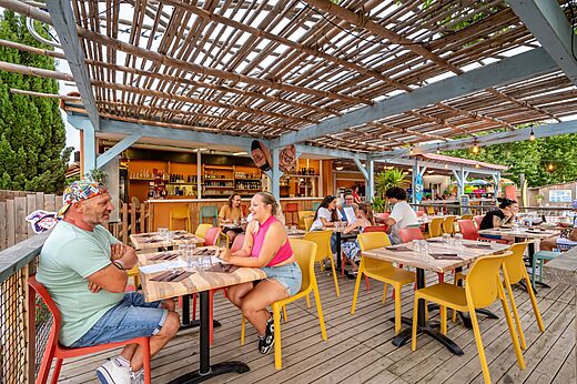 Restaurant et bar ext�rieur avec clients attabl�s au camping CAPFUN El Moli � Elne (66).