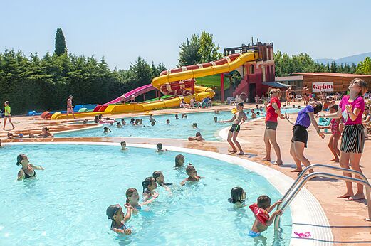 Piscine ext�rieure avec toboggans g�ants et enfants au camping CAPFUN El Moli � Elne (66).
