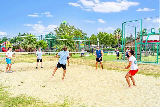 Joueurs de beach-volley sur terrain de sable au camping CAPFUN El Moli � Elne (66).