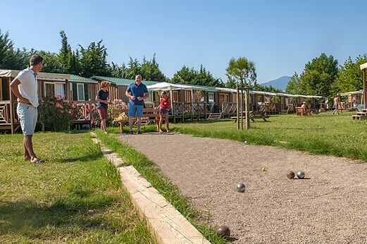 Partie de p�tanque sur le terrain du camping CAPFUN El Moli � Elne (66).