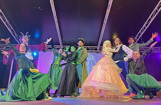 Spectacle costum� avec plusieurs artistes sur sc�ne au camping CAPFUN El Moli � Elne (66).