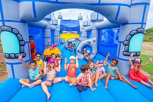 Structure gonflable ch�teau et enfants jouant au camping CAPFUN El Moli � Elne (66).