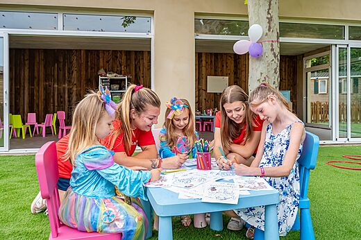 Enfants et animateurs participant � une activit� de coloriage au camping CAPFUN El Moli � Elne (66).