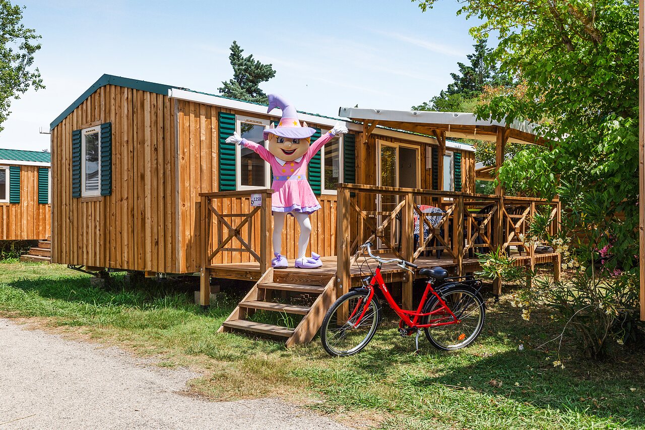 Mobile home en bois avec terrasse et mascotte, au camping CAPFUN Emeraude � Portiragnes (34).