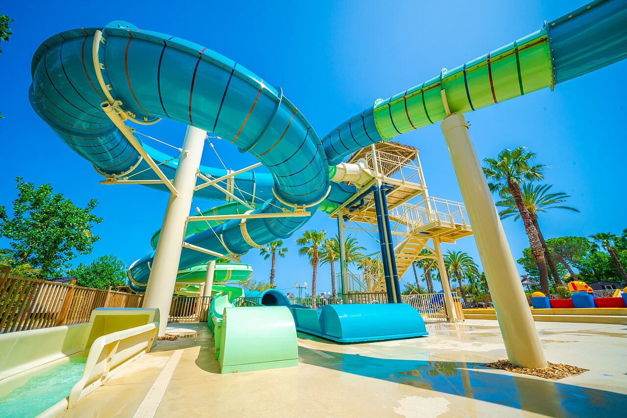 Toboggans aquatiques g�ants et piscine ext�rieure au camping CAPFUN Emeraude � Portiragnes (34).