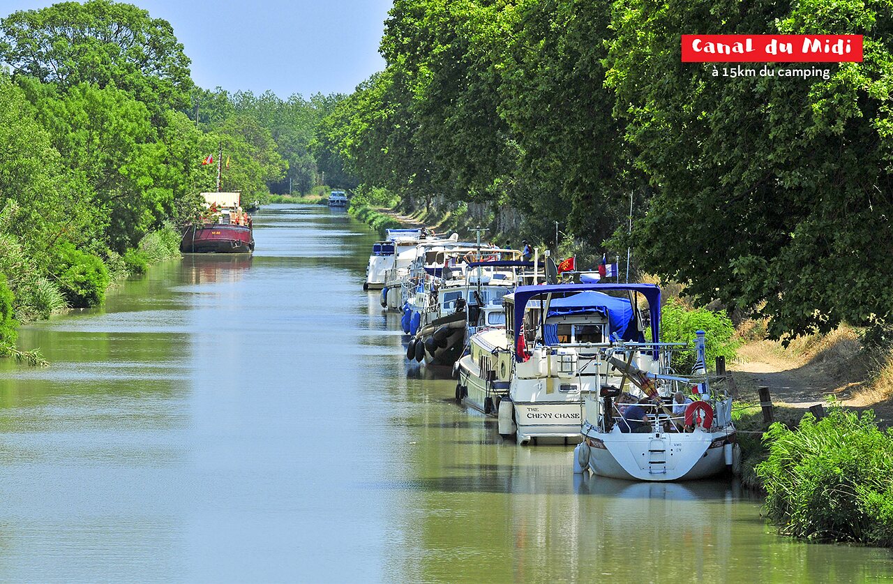Canal du Midi avec p�niches amarr�es, attraction touristique pr�s de Portiragnes (34).