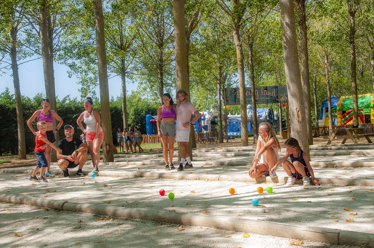 Familles jouant � la p�tanque, parc gonflable au camping CAPFUN Emeraude, Portiragnes (34).