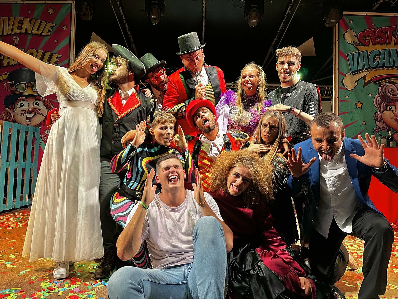 �quipe d'animation costum�e et joyeuse sur sc�ne au camping CAPFUN Emeraude � Portiragnes (34).