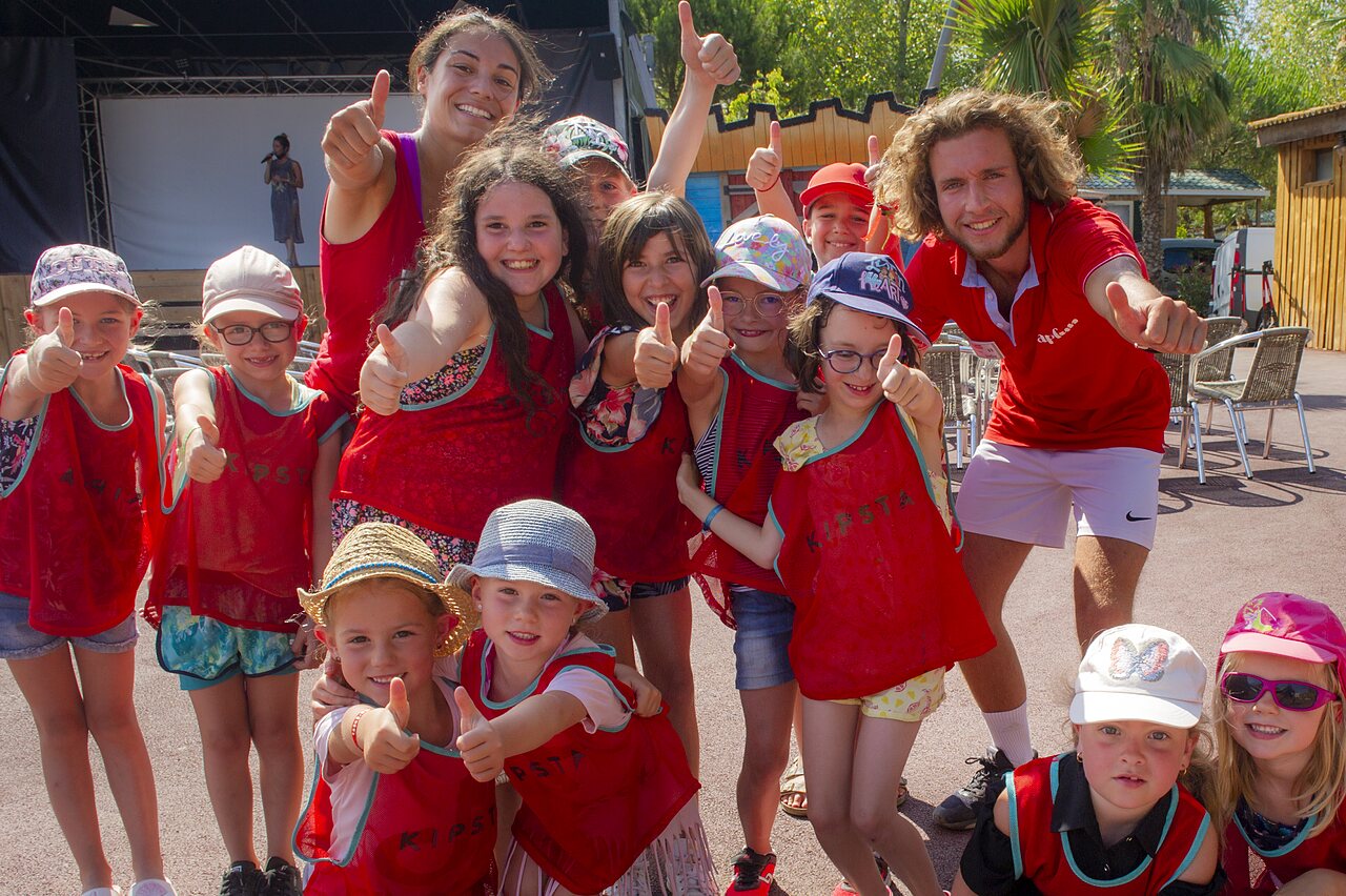 Enfants et animateurs souriants, pouces lev�s, animation au CAPFUN Emeraude � Portiragnes (34).