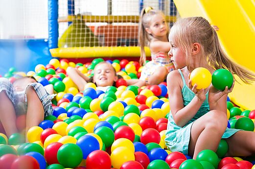 Enfants jouant joyeusement dans une piscine � balles color�es au camping CAPFUN Emeraude � Portiragnes (34).